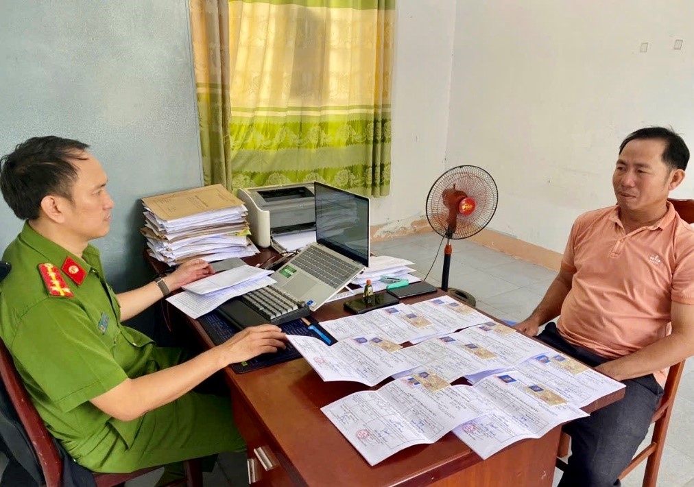 Công an huyện Ea Súp bắt đối tượng làm giả bằng cấp, giấy tờ để thu lợi bất chính